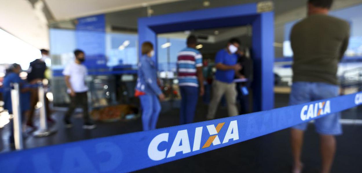 Fila para entrada em agência da Caixa, em Brasília.