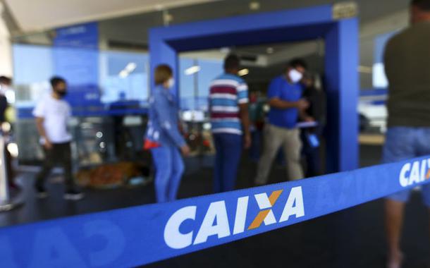 Fila para entrada em agência da Caixa, em Brasília.