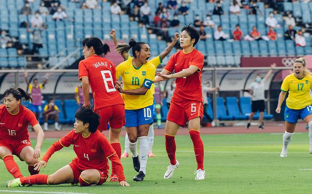 Brasil goleia China na estreia em Tóquio