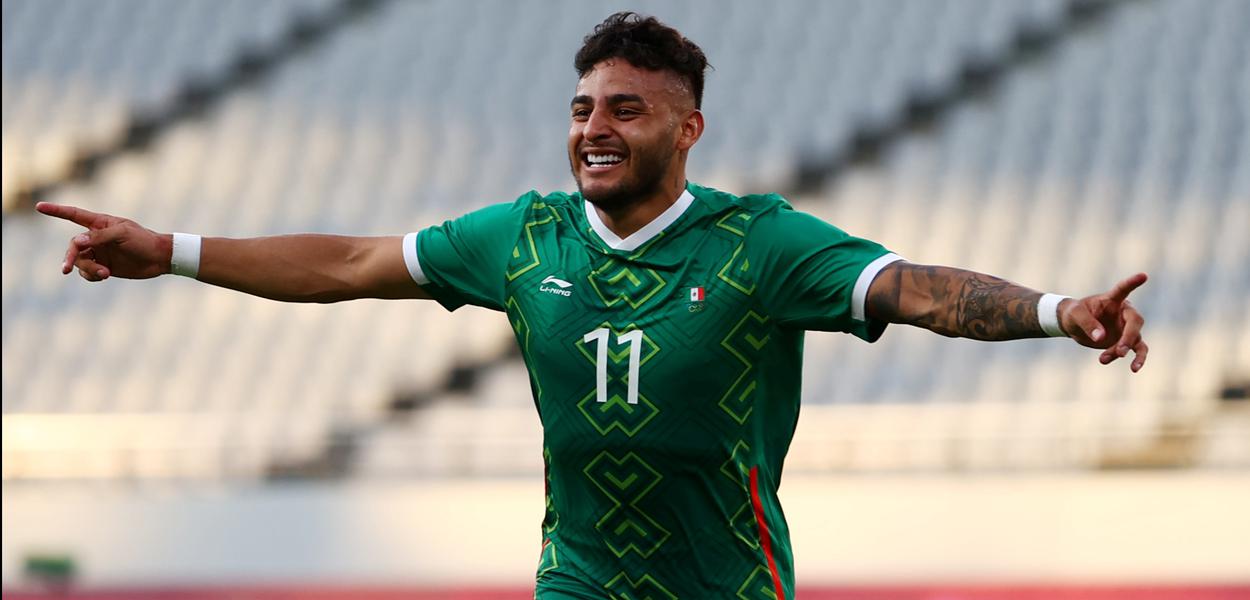 Alexis Vega comemora gol marcado na vitória do México sobre a França no torneio de futebol masculino da Olimpíada de Tóquio