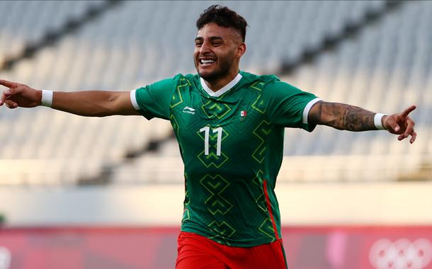 Alexis Vega comemora gol marcado na vitória do México sobre a França no torneio de futebol masculino da Olimpíada de Tóquio