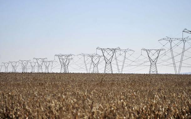 Linhas de transmissão de energia elétrica.