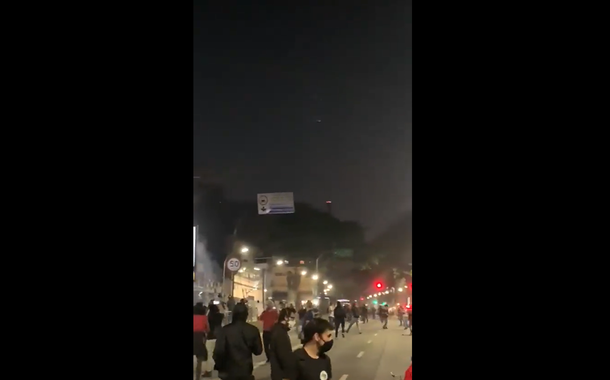 Polícia joga bomba contra manifestantes em São Paulo