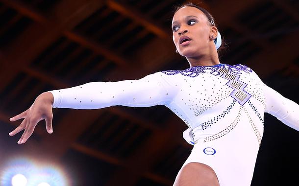 Rebeca Andrade se apresenta no solo nos Jogos de Tóquio