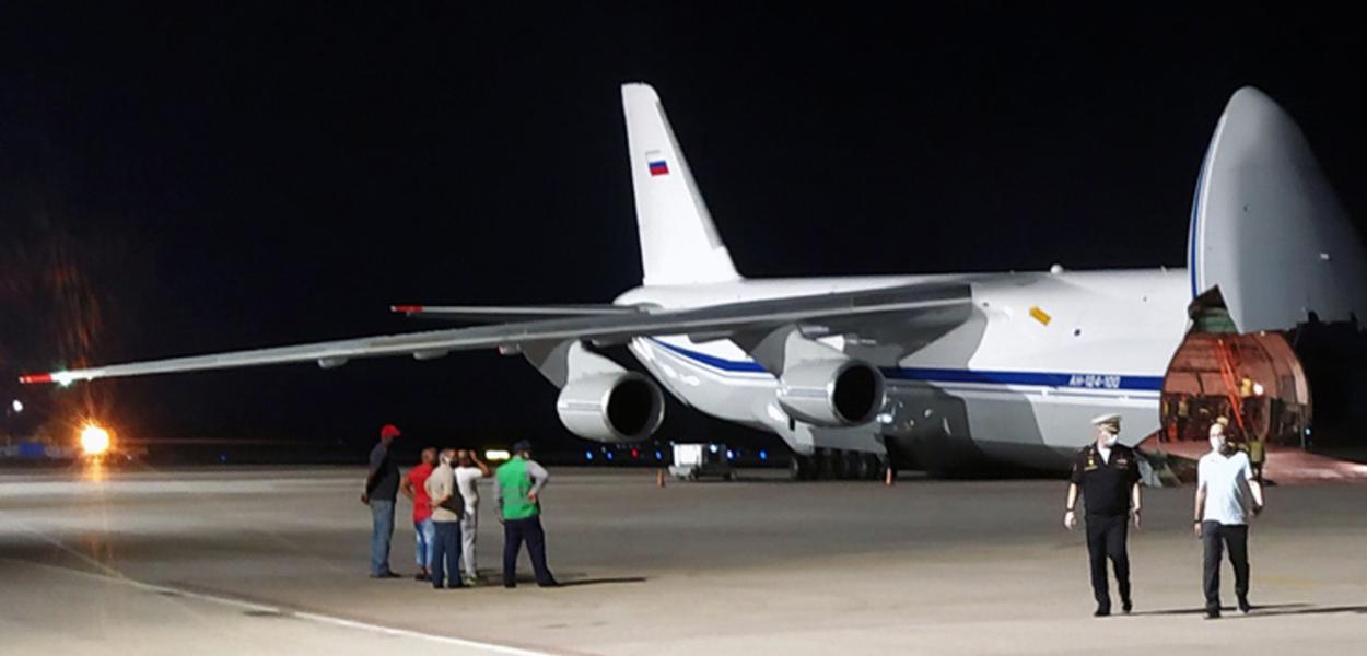 Avião russo chega a Cuba com ajuda humanitária