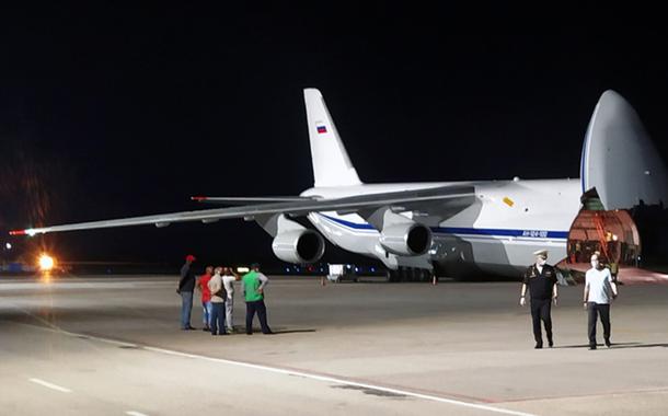 Avião russo chega a Cuba com ajuda humanitária
