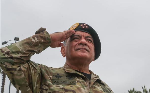 Chefe do Comando Conjunto das Forças Armadas do Peru, general do Exército César Astudillo