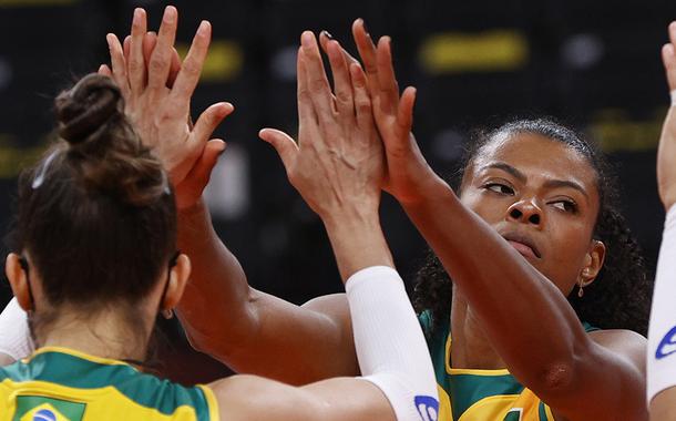 Fernanda Garay e Macris se cumprimentam durante partida da seleção feminina de vôlei do Brasil contra a República Dominicana nos Jogos Olímpicos de Tóquio