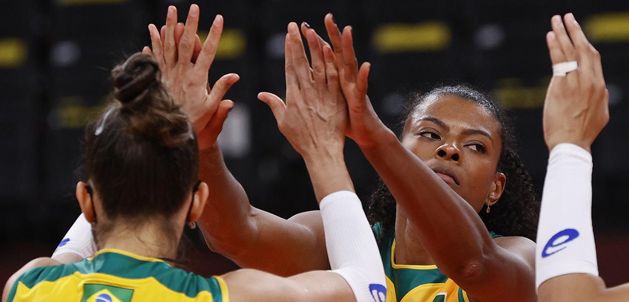 Fernanda Garay e Macris se cumprimentam durante partida da seleção feminina de vôlei do Brasil contra a República Dominicana nos Jogos Olímpicos de Tóquio