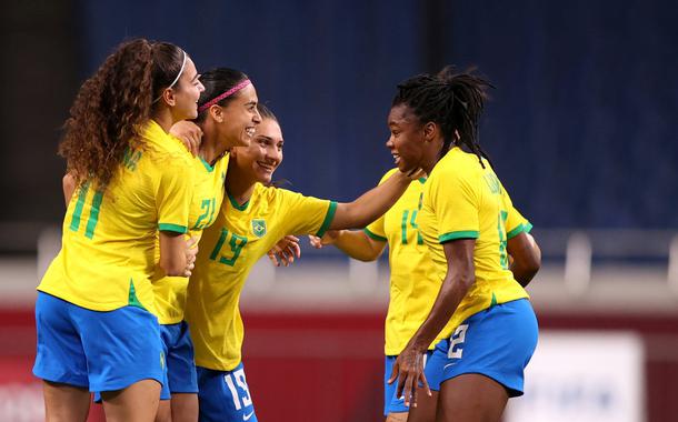 Andressa Alves comemora com jogadoras do Brasil gol marcado contra a Zâmbia na Olimpíada de Tóquio 2020
27/07/2021 REUTERS/Molly Darlington