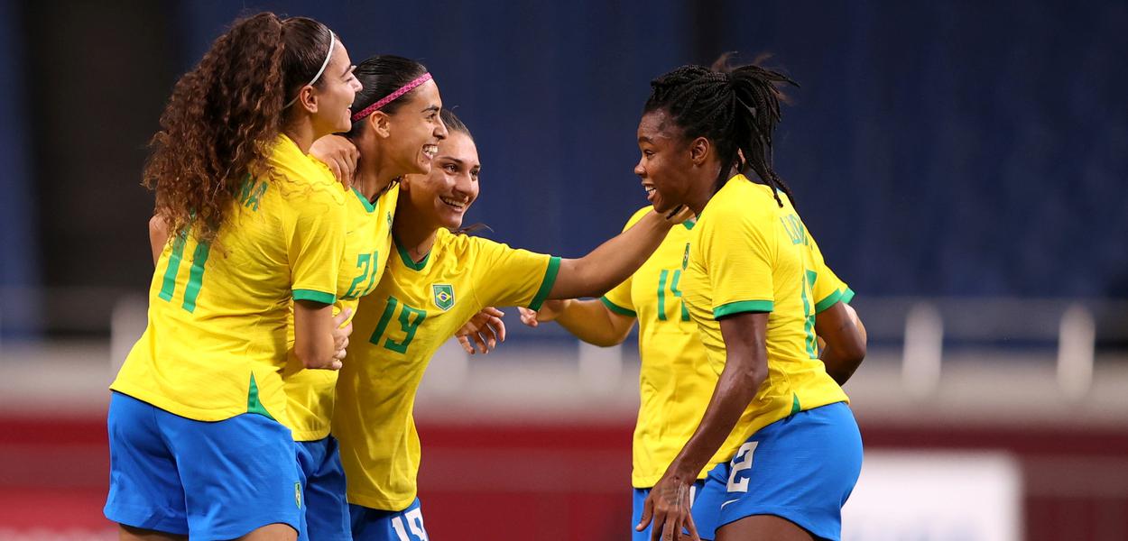 Andressa Alves comemora com jogadoras do Brasil gol marcado contra a Zâmbia na Olimpíada de Tóquio 2020
27/07/2021 REUTERS/Molly Darlington