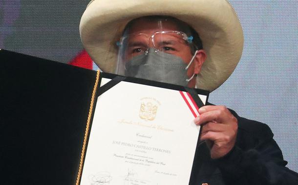 Presidente eleito Castillo mostra credenciais fornecidas por autoridade eleitoral declarando-o vitorioso na eleição presidencial do Peru