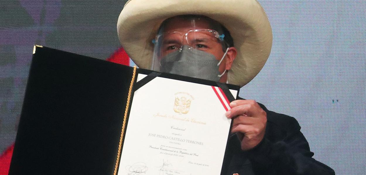 Presidente eleito Castillo mostra credenciais fornecidas por autoridade eleitoral declarando-o vitorioso na eleição presidencial do Peru