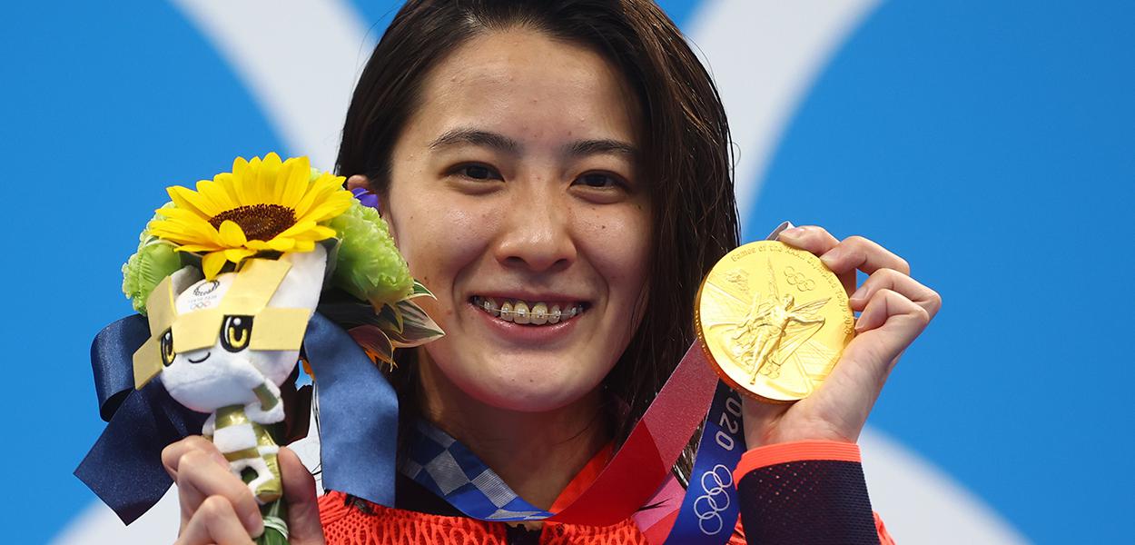 Nadadora japonesa Yui Ohashi mostra medalha de ouro conquista nos 200 metros nado medley na Olimpíada de Tóquio