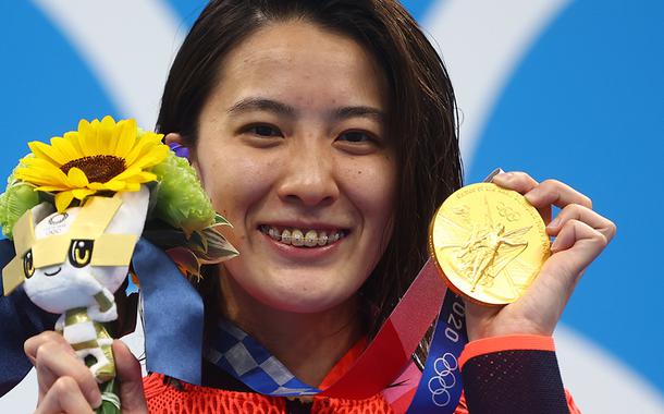 Nadadora japonesa Yui Ohashi mostra medalha de ouro conquista nos 200 metros nado medley na Olimpíada de Tóquio