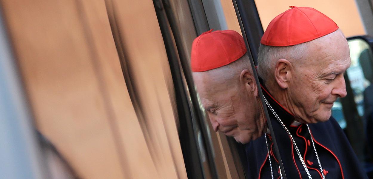 O então cardeal Theodore McCarrick chega para uma reunião no Vaticano em 2013