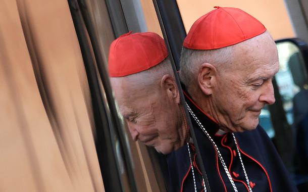 O então cardeal Theodore McCarrick chega para uma reunião no Vaticano em 2013