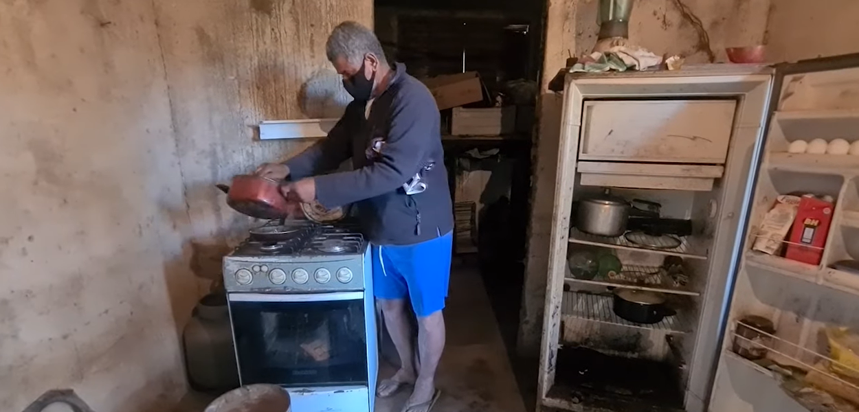 Homem mistura ração no feijão para não passar fome