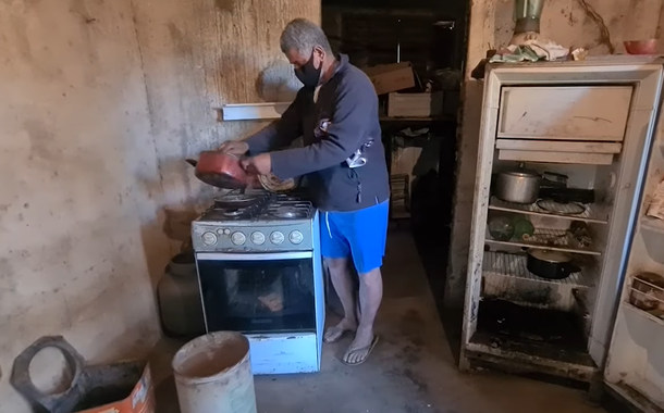 Homem mistura ração no feijão para não passar fome