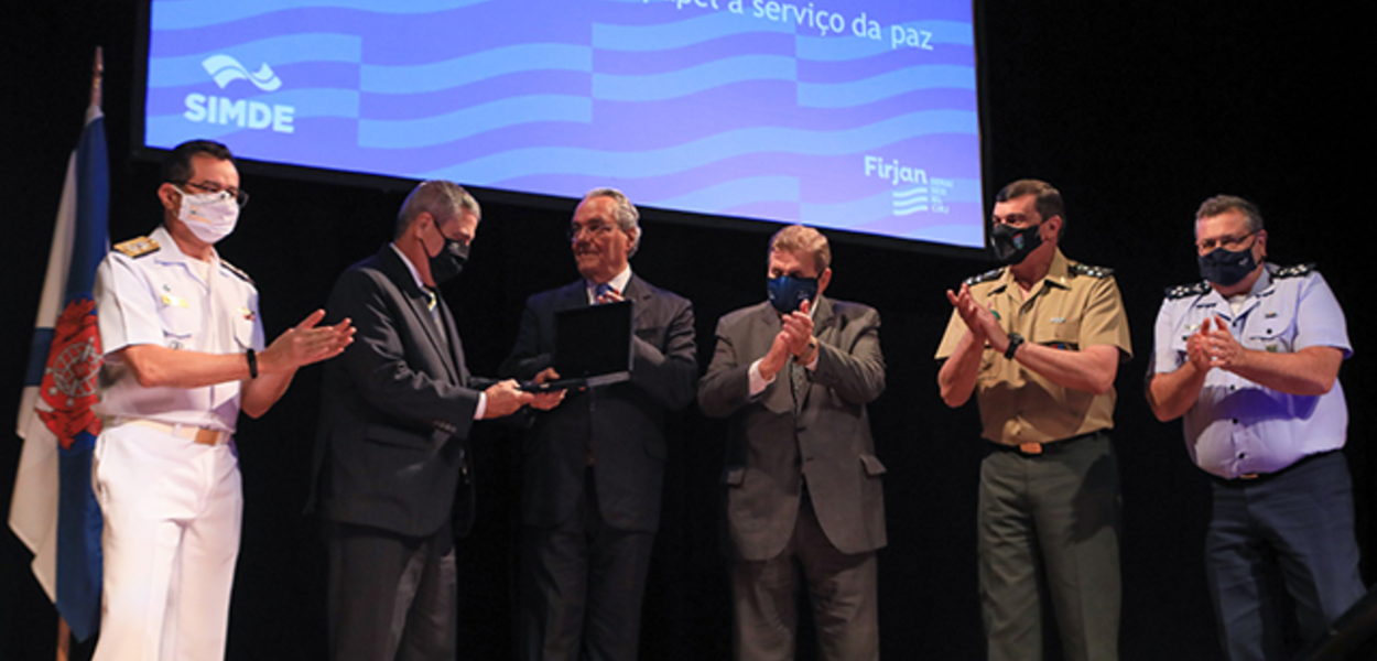 Firjan faz homenagem ao "papel das Forças Armadas a serviço da paz"