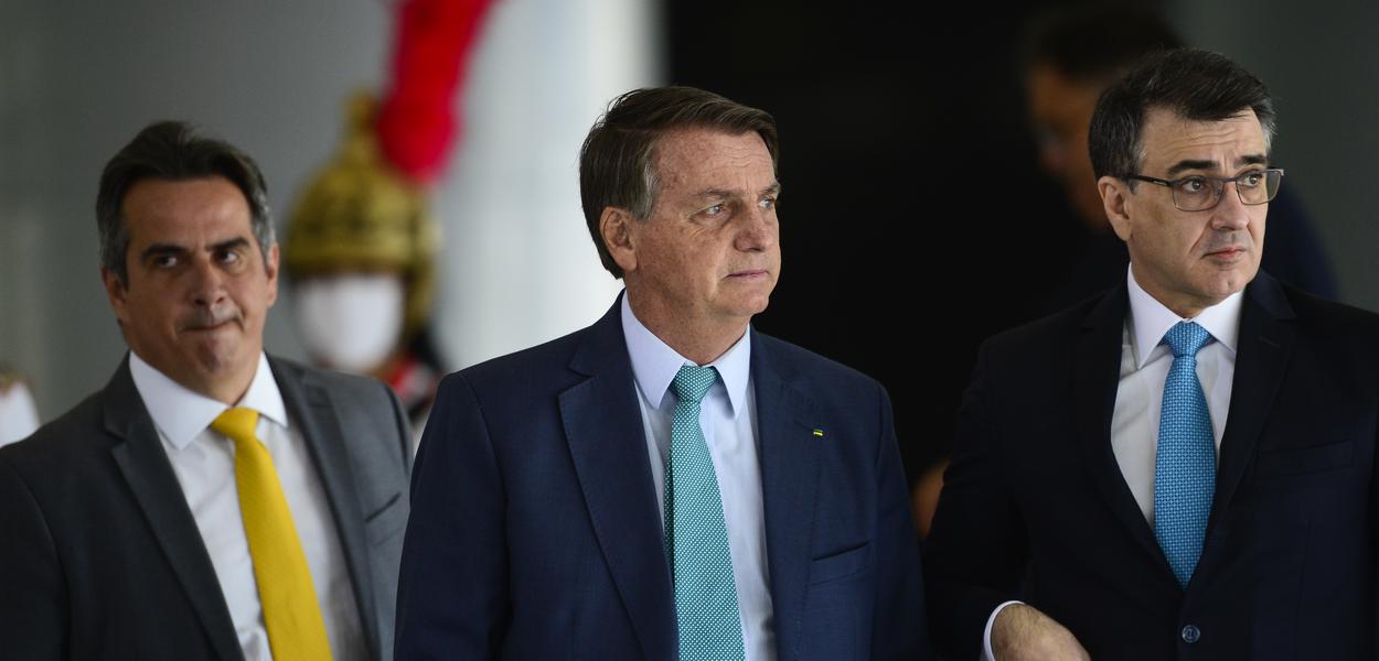 O ministro da Casa Civil, Ciro Nogueira, o presidente Jair Bolsonaro e o ministro de Relações Exteriores, Carlos França, durante recepção ao presidente de Cabo Verde, Jorge Carlos Fonseca, no Palácio do Planalto.