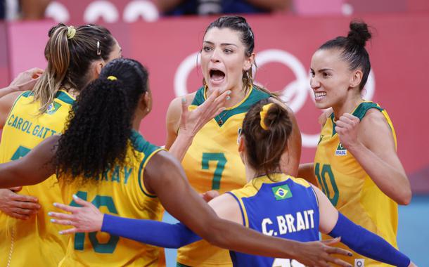 Jogadoras do Brasil comemoram vitória sobre atletas russas nas quartas de fina do torneio feminino de vôlei da Tóquio 2020
04/08/2021 REUTERS/Carlos Garcia Rawlins