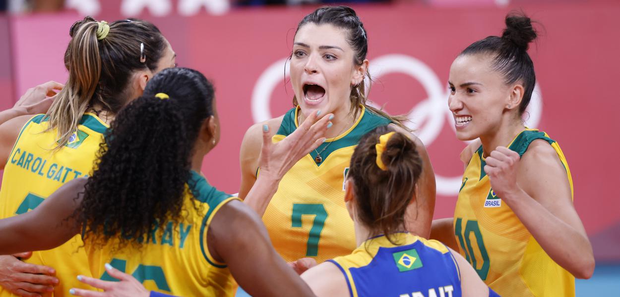 Jogadoras do Brasil comemoram vitória sobre atletas russas nas quartas de final do torneio feminino de vôlei da Tóquio 2020
04/08/2021 REUTERS/Carlos Garcia Rawlins