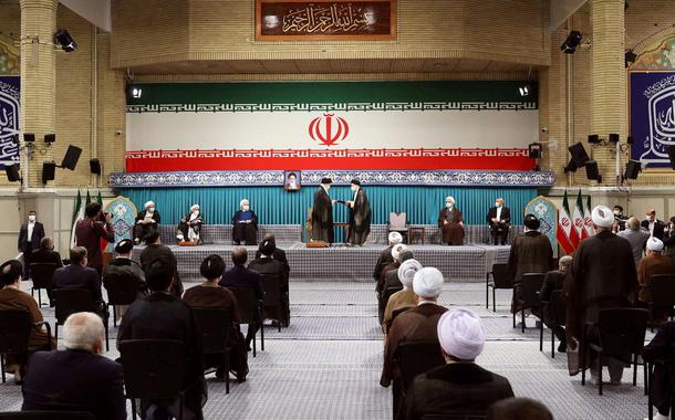 Novo presidente do Irã Ebrahim Raisi recebe o decreto de endosso para sua presidência do lídere Supremo iraniano aiatolá Ali Khamenei, Teerã, 3 de agosto de 2021