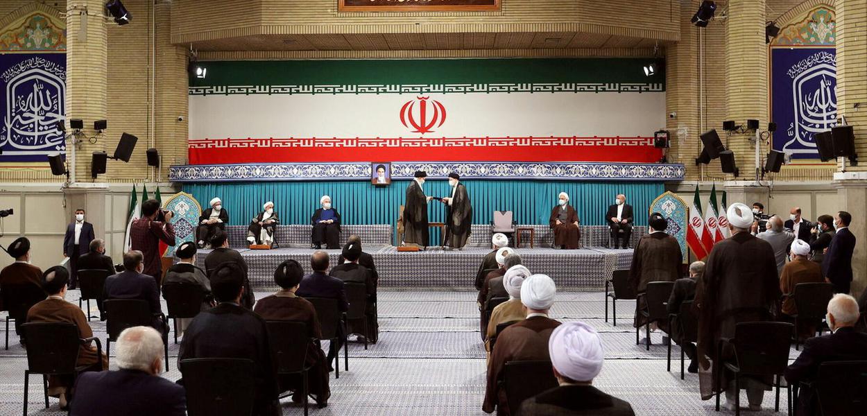 Novo presidente do Irã Ebrahim Raisi recebe o decreto de endosso para sua presidência do lídere Supremo iraniano aiatolá Ali Khamenei, Teerã, 3 de agosto de 2021