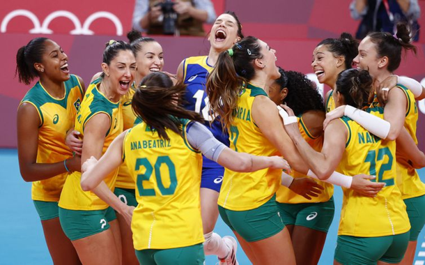 Jogadoras do Brasil comemoram vitória sobre a Coreia do Sul na semifinal do vôlei feminino