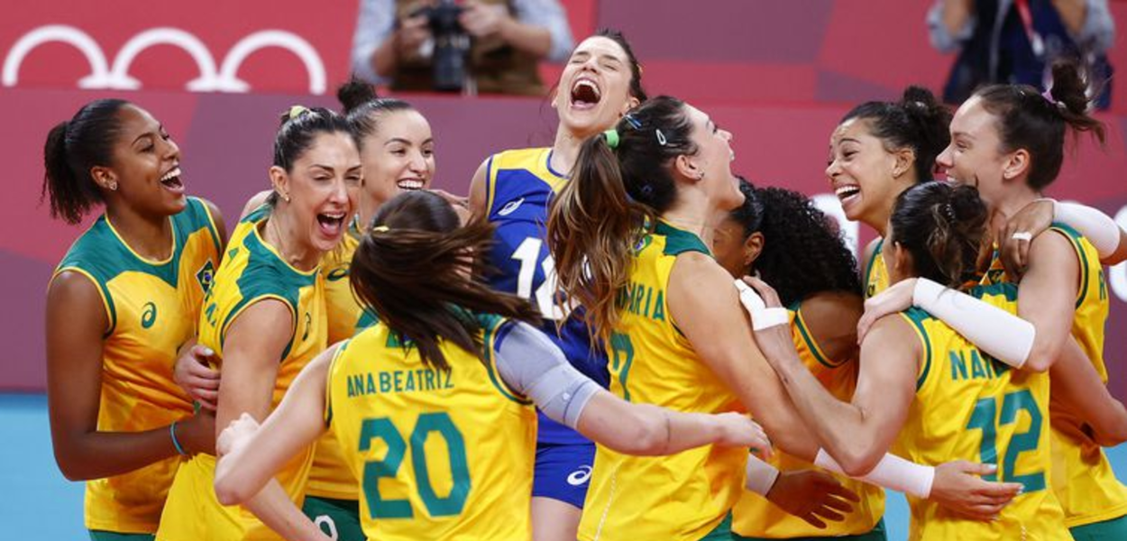 Jogadoras do Brasil comemoram vitória sobre a Coreia do Sul na semifinal do vôlei feminino