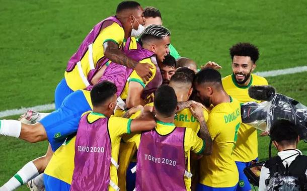 Tokyo 2020 Olympics - Soccer Football - Men - Gold medal match - Brazil v Spain - International Stadium Yokohama, Yokohama, Japan - August 7, 2021. Matheus Cunha of Brazil celebrates scoring their first goal with teammates. REUTERS/Stoyan Nenov