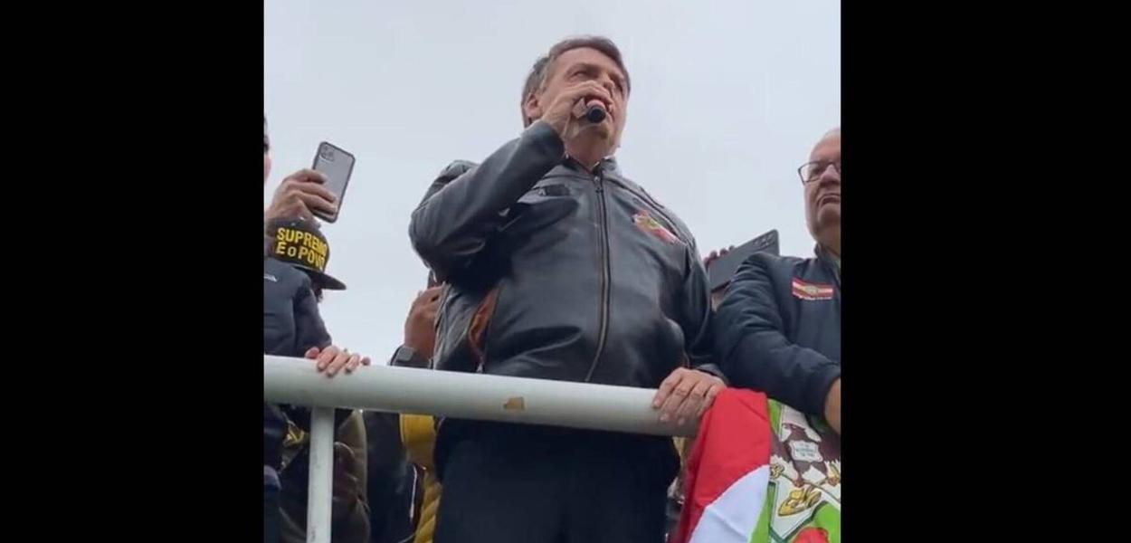 Bolsonaro discursa em motociata em Florianópolis