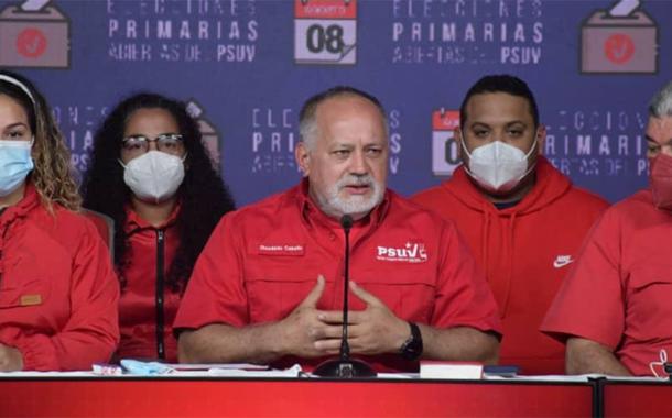Diosdado Cabello (sem máscara, ao centro) anunciou resultados das primárias do PSUV