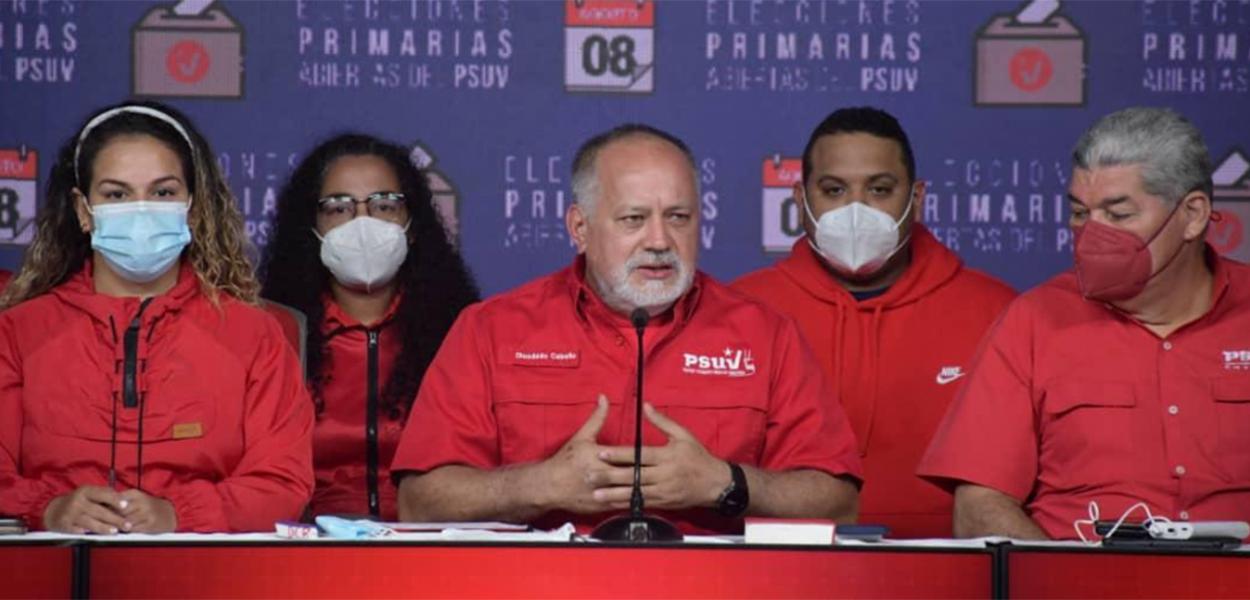 Diosdado Cabello (sem máscara, ao centro) anunciou resultados das primárias do PSUV