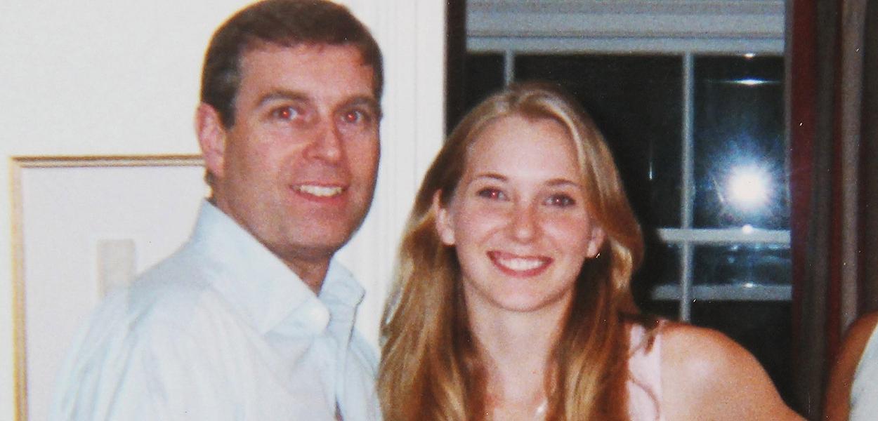 Virginia Giuffre (na época Roberts) foi fotografada com o príncipe Andrew em Londres em 2001