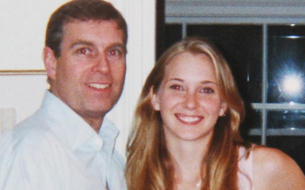 Virginia Giuffre (na época Roberts) foi fotografada com o príncipe Andrew em Londres em 2001