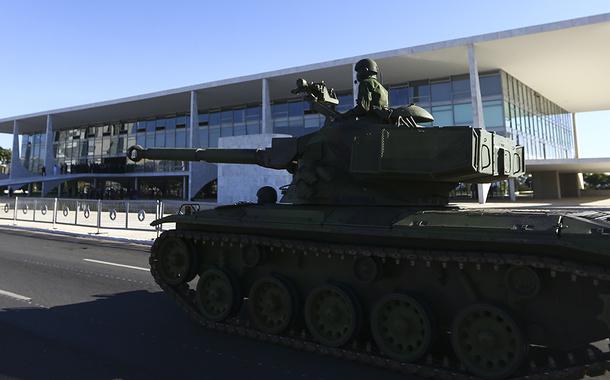 Comboio com veículos blindados e armamentos passa pela Esplanada dos Ministérios