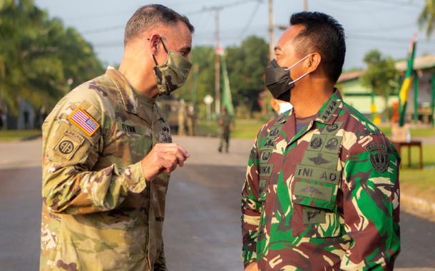 General Andika Perkasa (à direita) conversa com comandante militar dos EUA no Pacífico
