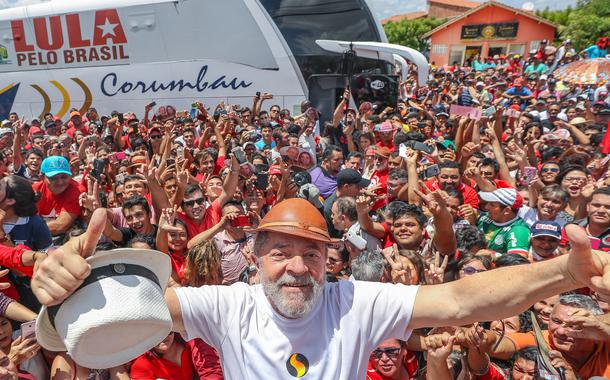 Povo terá que escolher entre a "democracia e o fascismo", diz Lula sobre as eleições de 2022