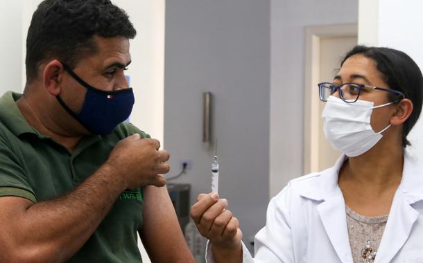 Vacinação contra a COVID-19.