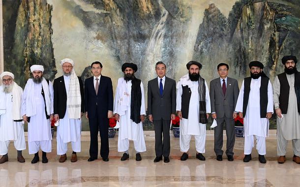 Representantes do Talibã são recebidos pelo ministro de Relações Exteriores da China na cidade chinesa de Tianjin,