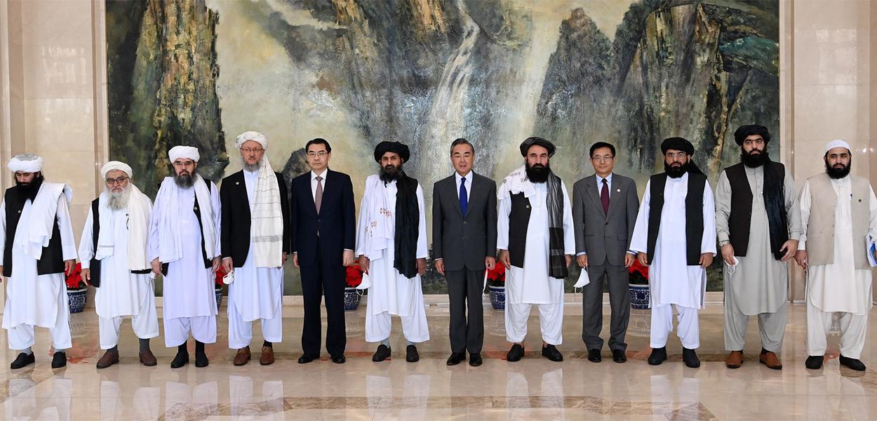 Representantes do Talibã são recebidos pelo ministro de Relações Exteriores da China na cidade chinesa de Tianjin,