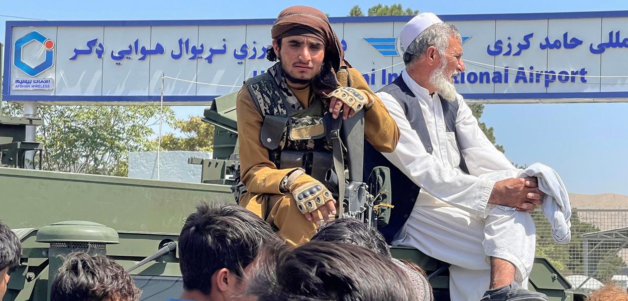 Combatente do Taliban senta em cima de veículo blindado do lado de fora do Aeroporto Internacional Hamid Karzai, em Cabul, no Afeganistão16/08/2021