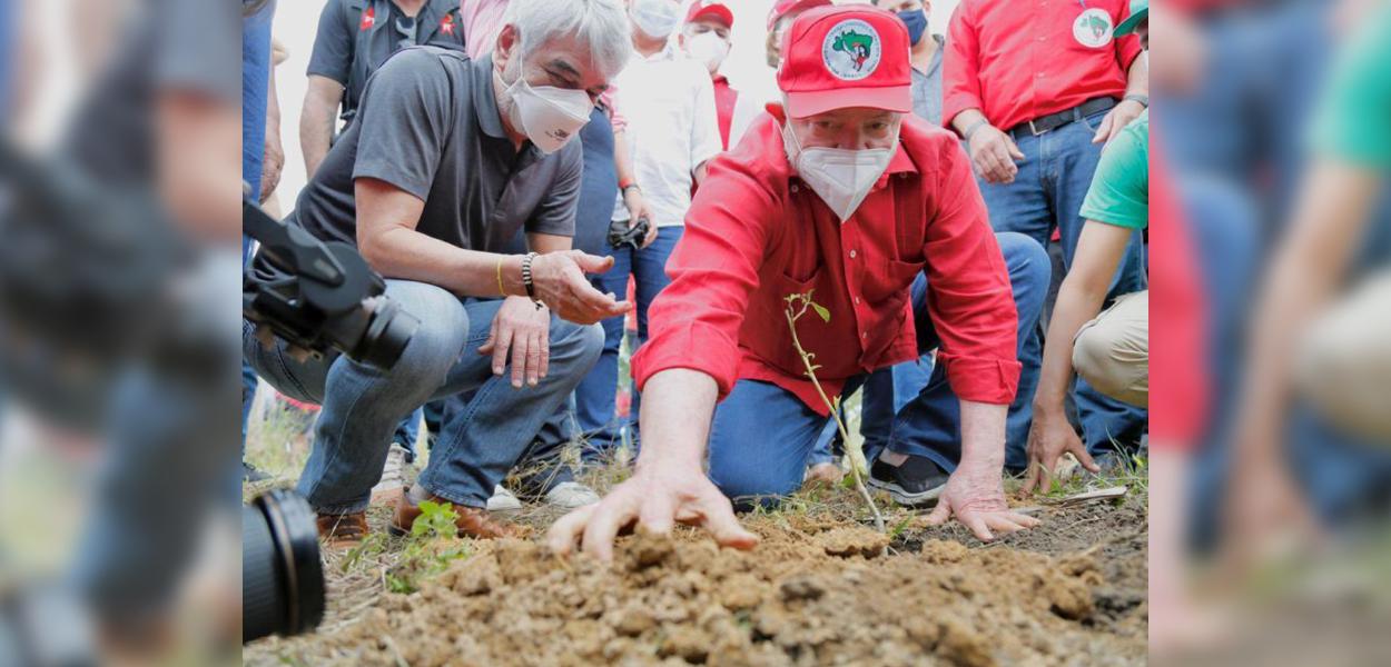 Luiz Inácio Lula da Silva junto com membros do MST em Pernambuco