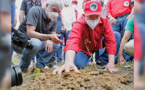 Luiz Inácio Lula da Silva junto com membros do MST em Pernambuco