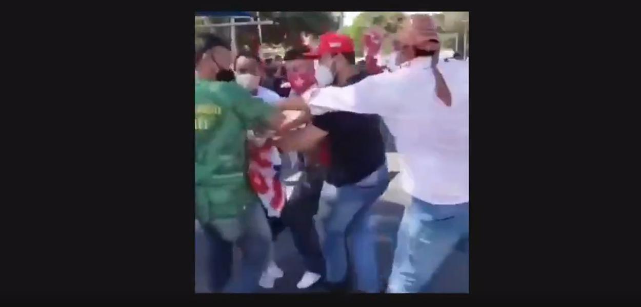 Apoiadores de Lula e Bolsonaro brigam em Teresina (PI)