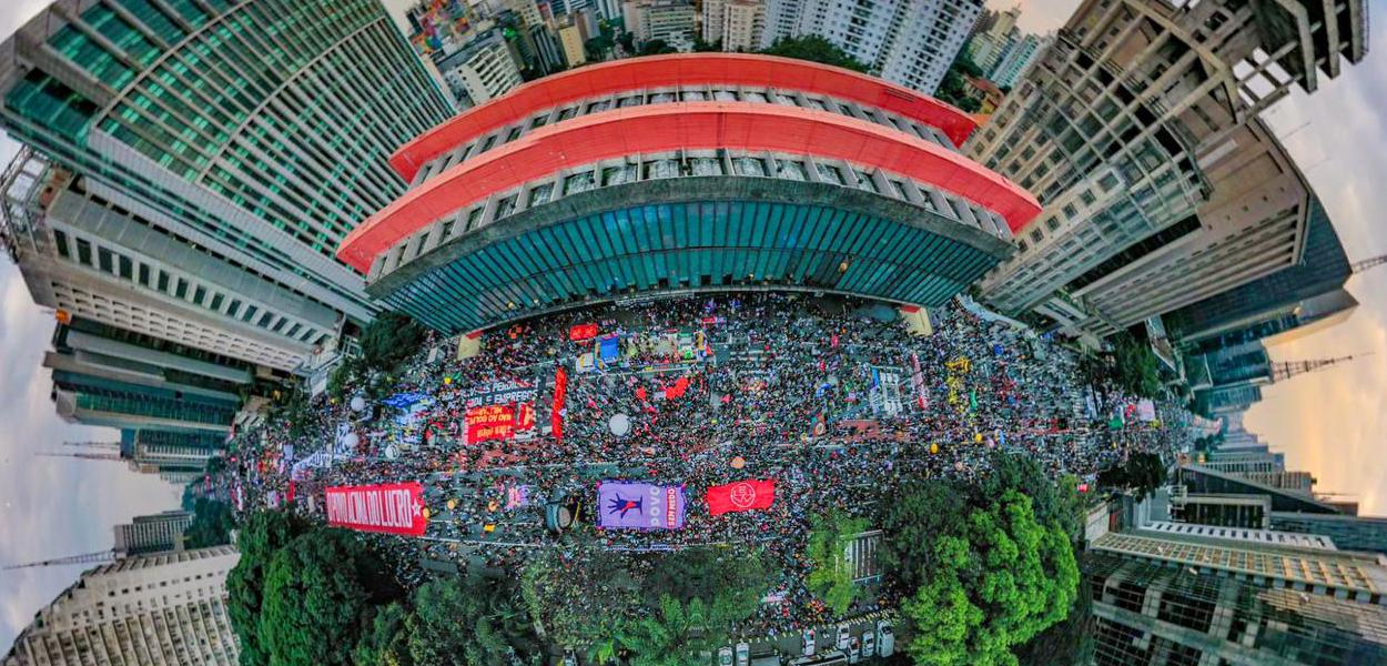 Manisfestantes protestam na avenida Paulista contra o governo de Jair Bolsonaro