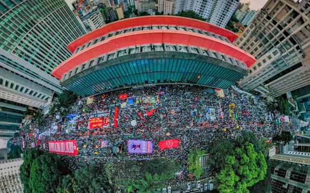 Manisfestantes protestam na avenida Paulista contra o governo de Jair Bolsonaro