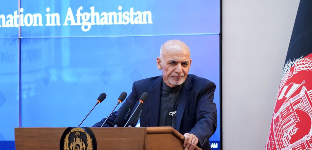 Ex-presidente afegão Ashraf Ghani fala durante uma cerimônia enquanto o país inicia a campanha de vacinação com as vacinas COVID-19 da AstraZeneca da Índia, no Palácio Presidencial Afegão em Cabul, Afeganistão, 23 de fevereiro de 2021